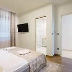 Ena, Luxury أوباتيا